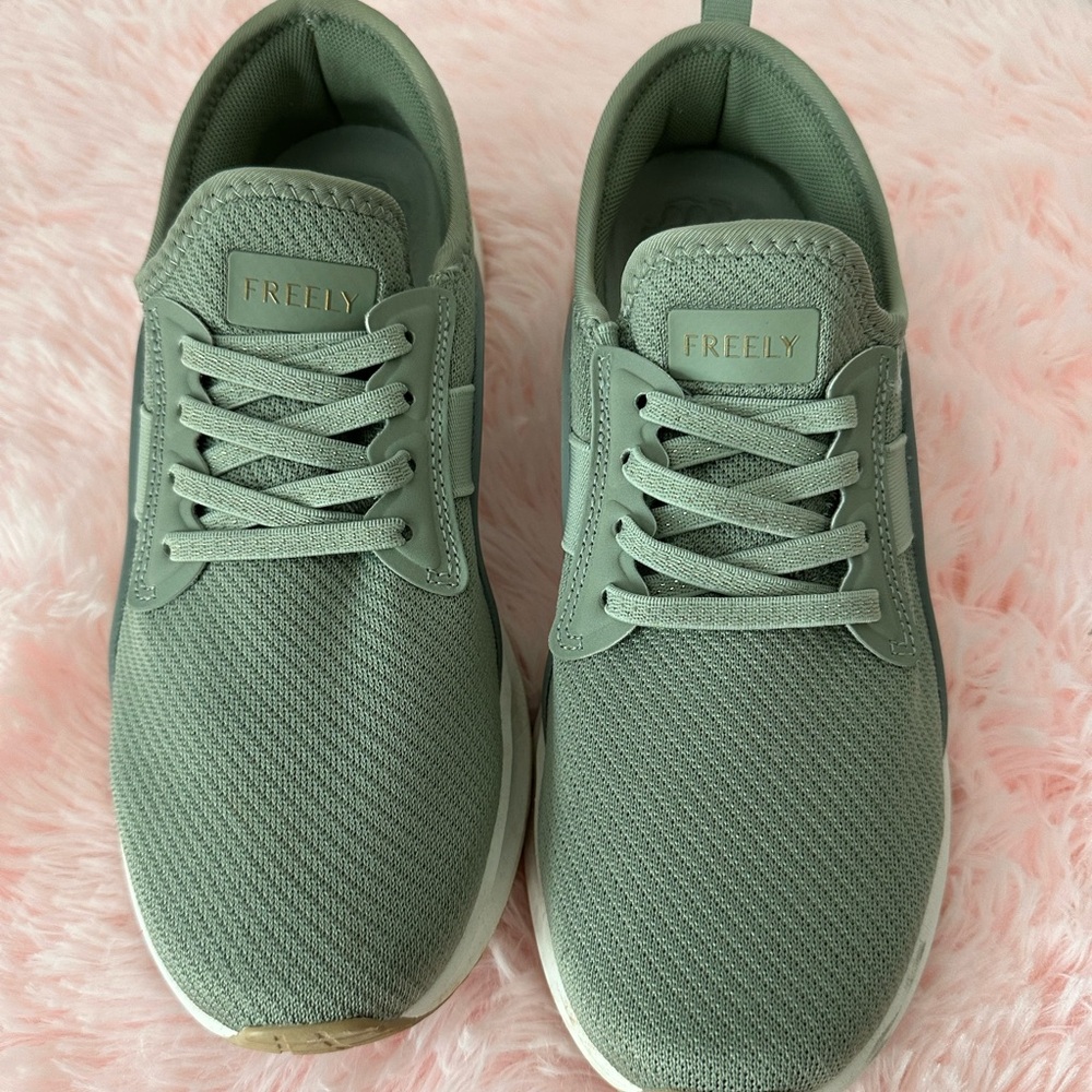 Women’s Freely Green Slip-on Sneakers Size 8